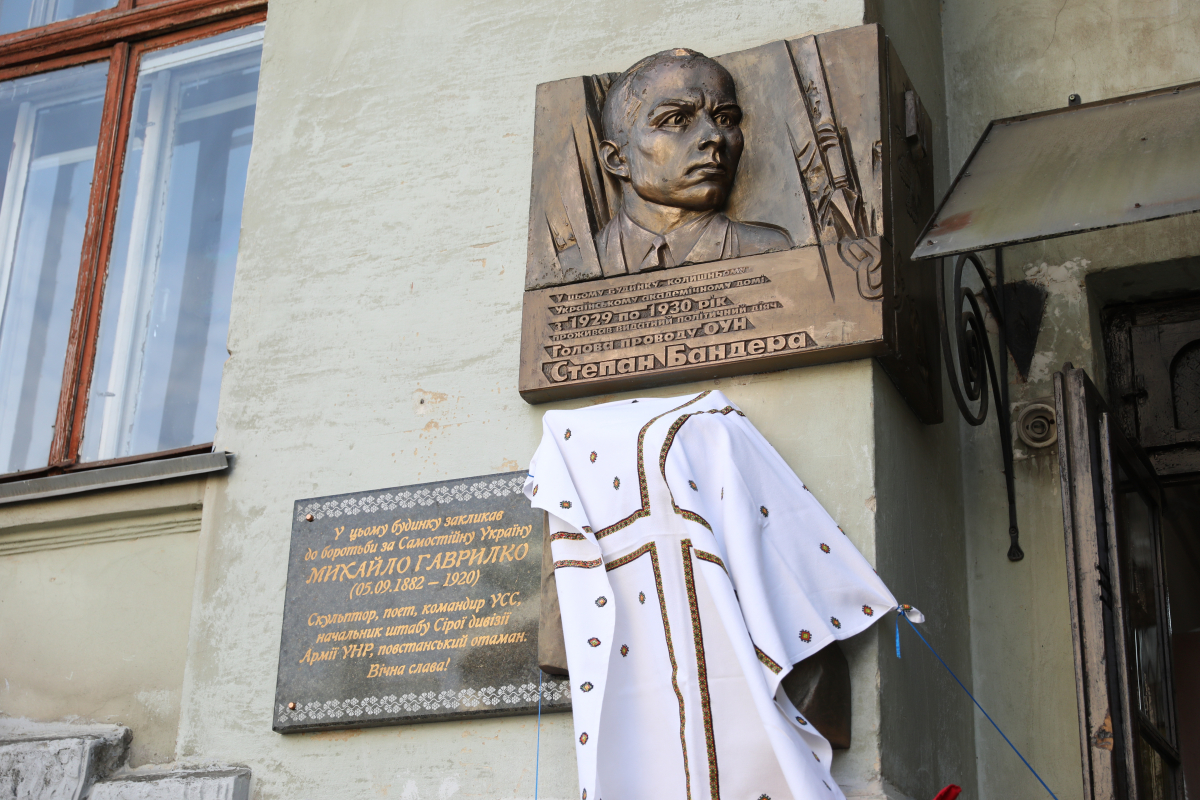 Фото з відкриття горельєфа