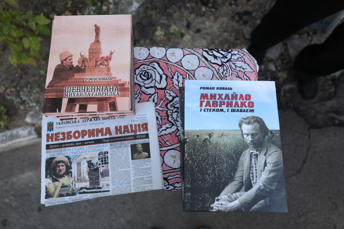 Фото з відкриття горельєфа