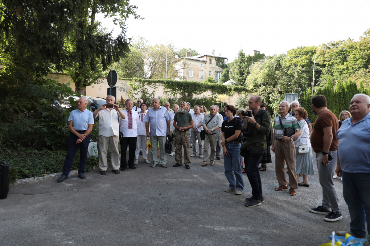 Фото з відкриття горельєфа