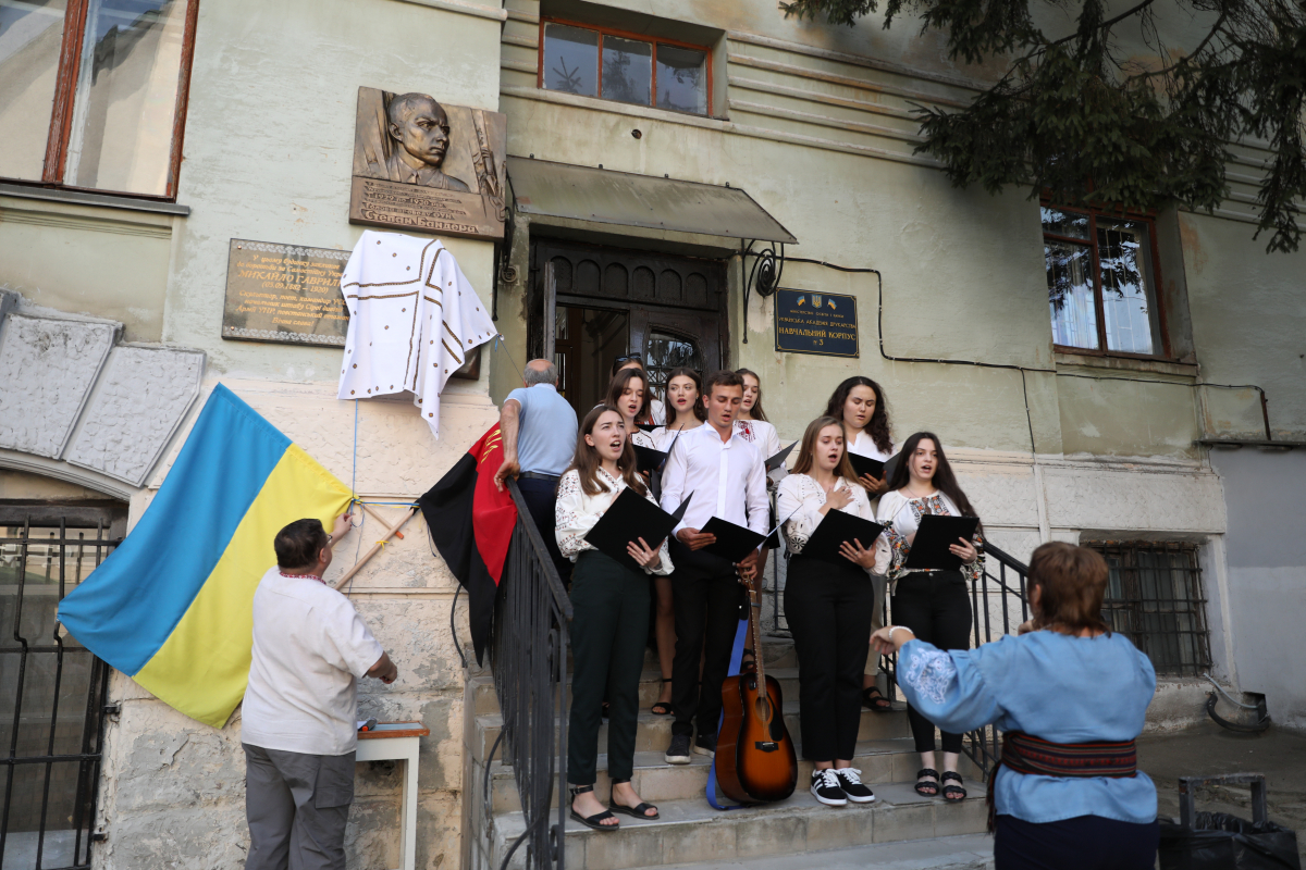 Фото з відкриття горельєфа