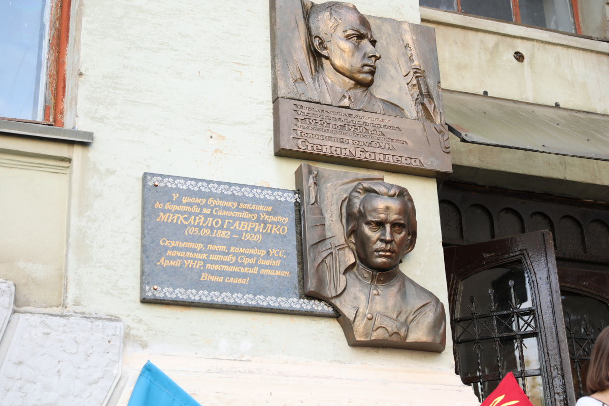 Фото з відкриття горельєфа