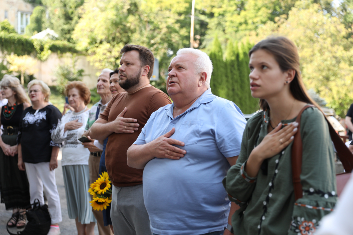 Фото з відкриття горельєфа