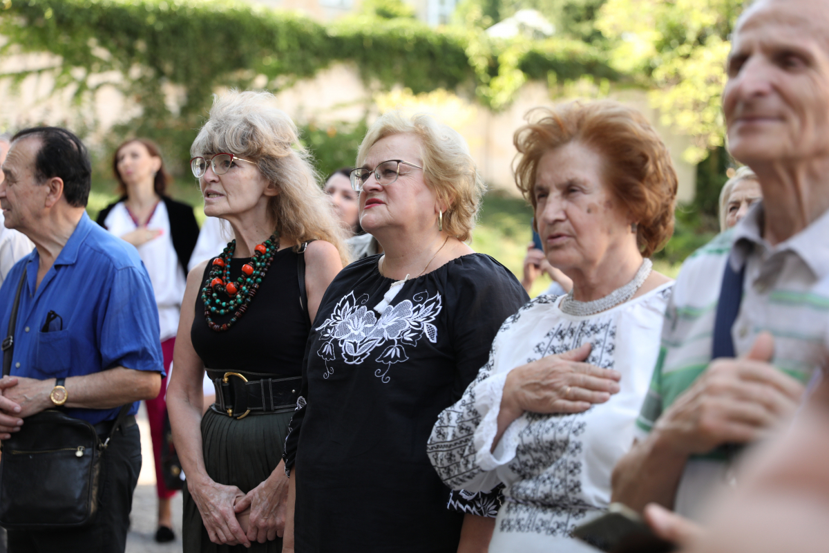 Фото з відкриття горельєфа