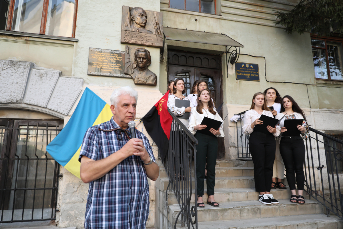 Фото з відкриття горельєфа