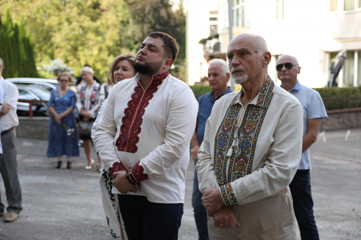 Фото з відкриття горельєфа