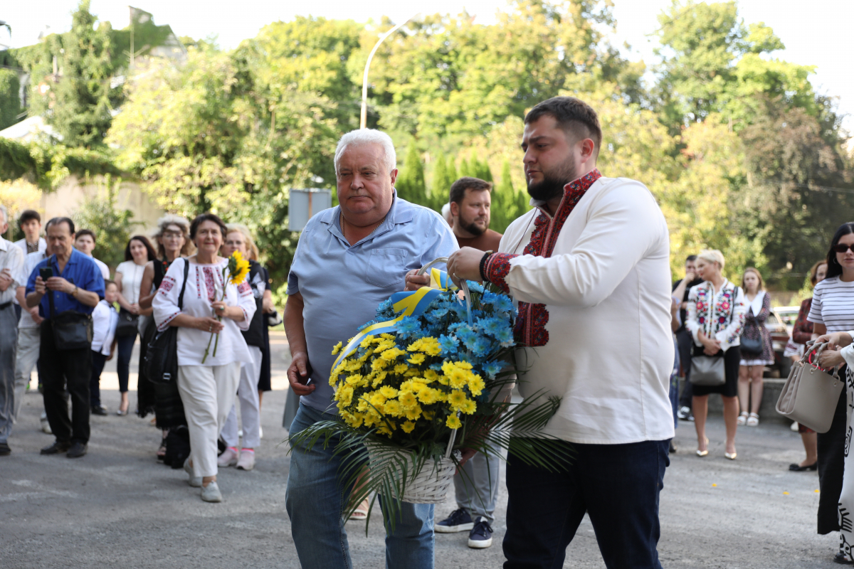 Фото з відкриття горельєфа