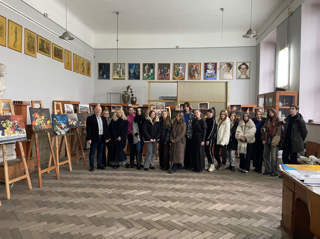 Фото із заходу