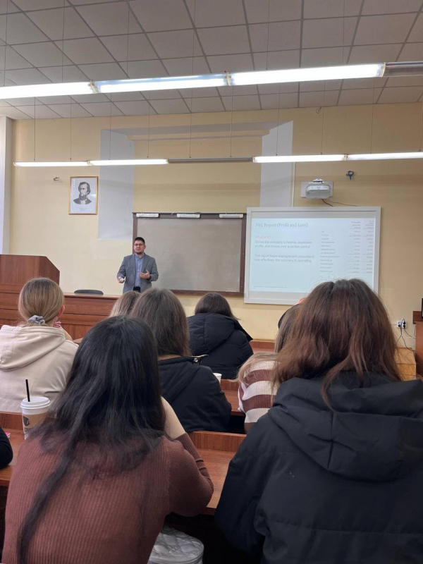 Фото із заходу