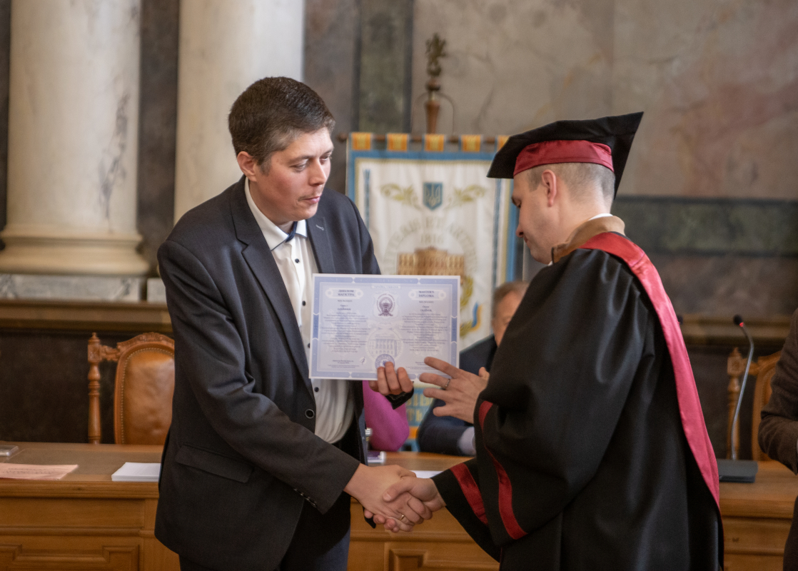 Фото із вручення дипломів