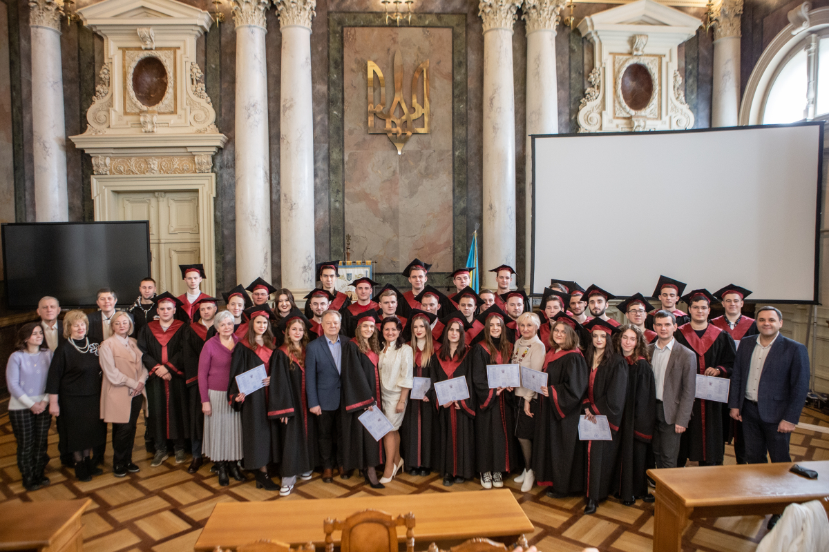 Фото із вручення дипломів