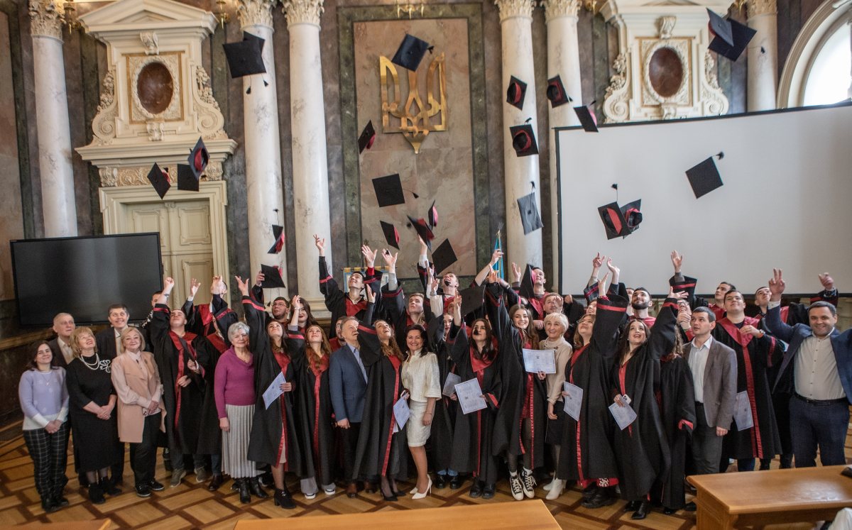 Фото із вручення дипломів