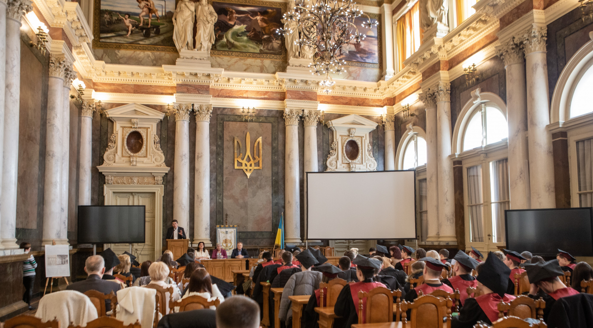 Фото із вручення дипломів