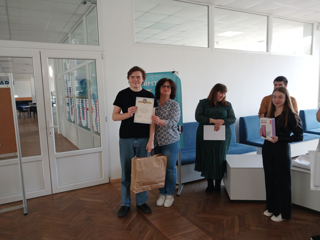 Фото з нагородження переможців олімпіади