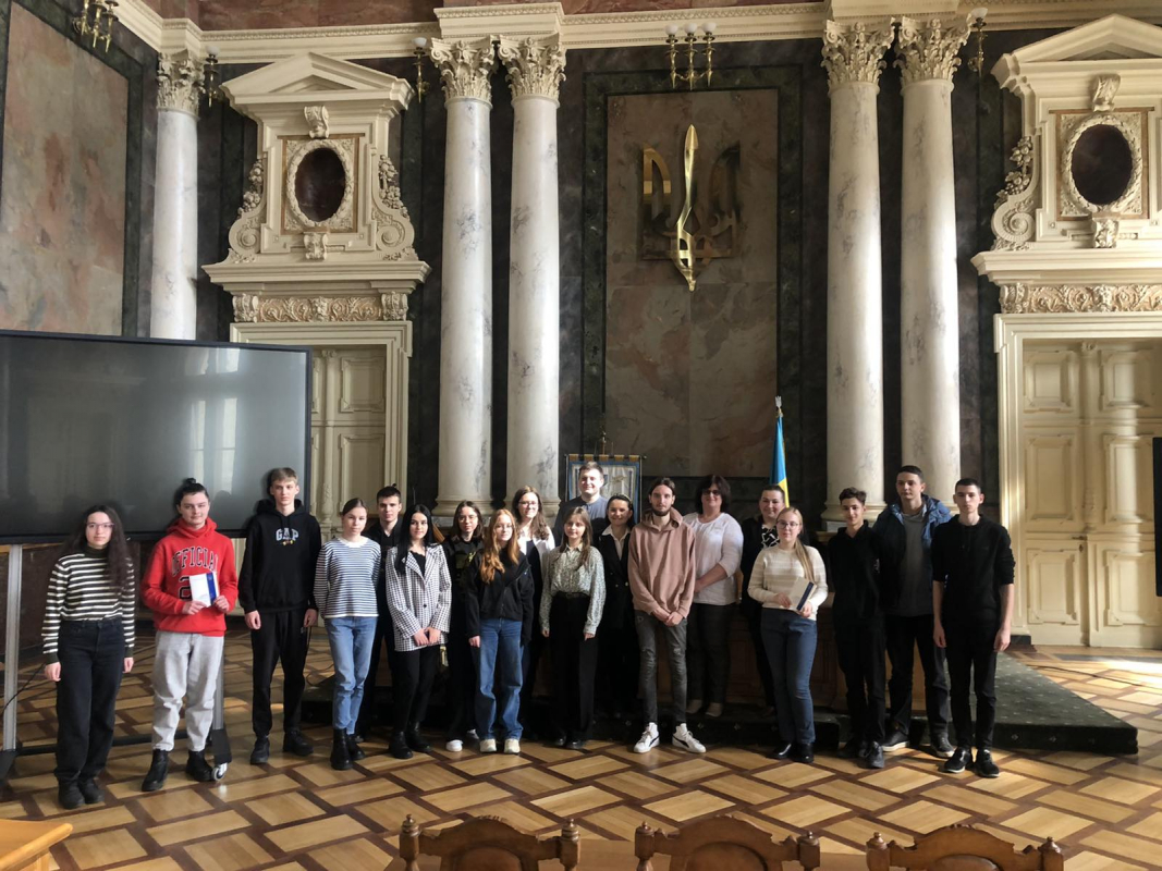 Фото з нагородження переможців олімпіади