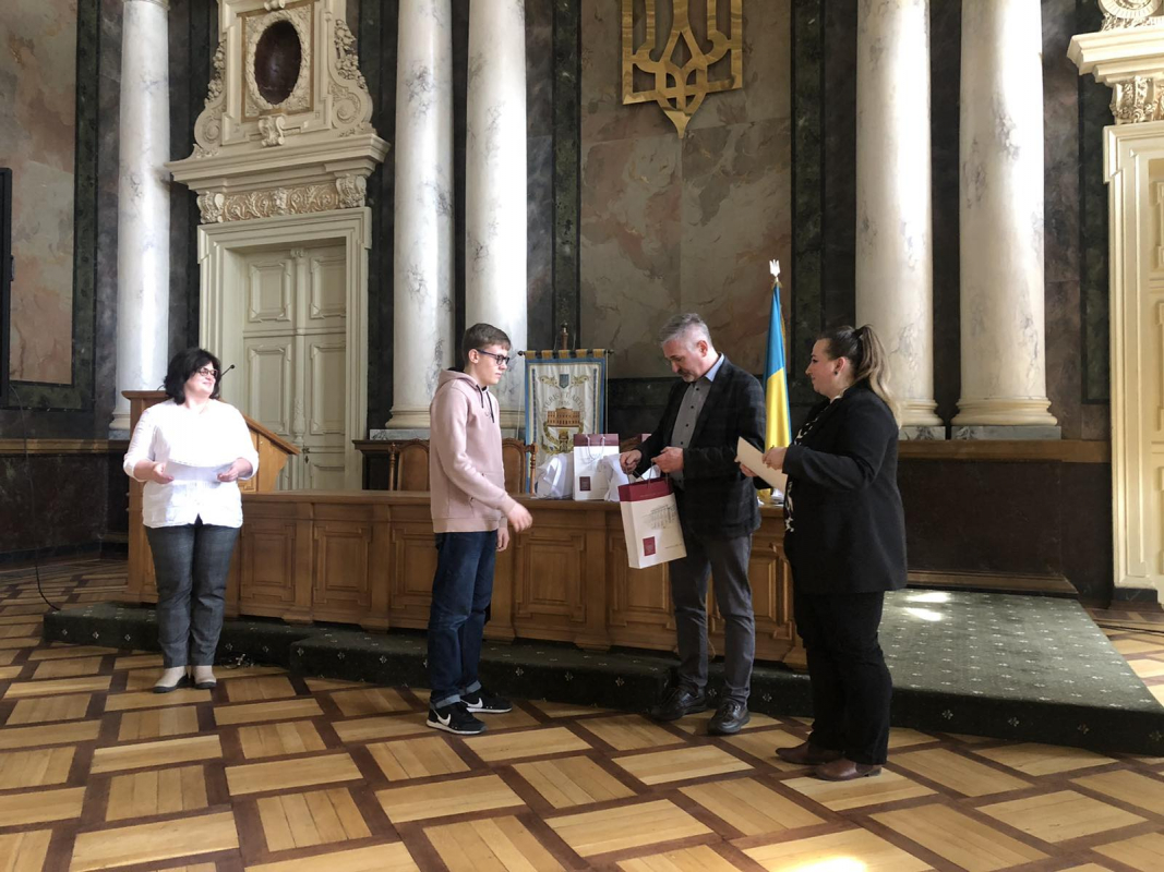 Фото з нагородження переможців олімпіади