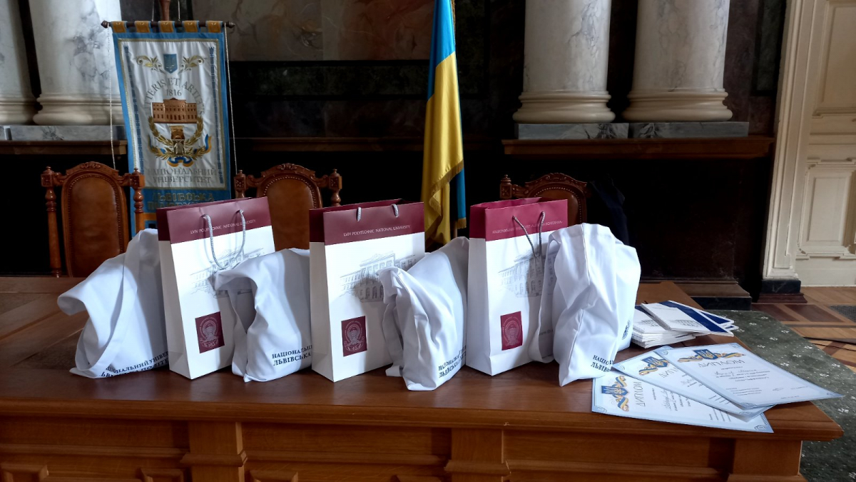 Фото з нагородження переможців олімпіади