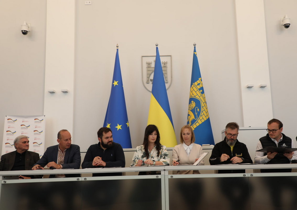 Фото з підписання меморандуму