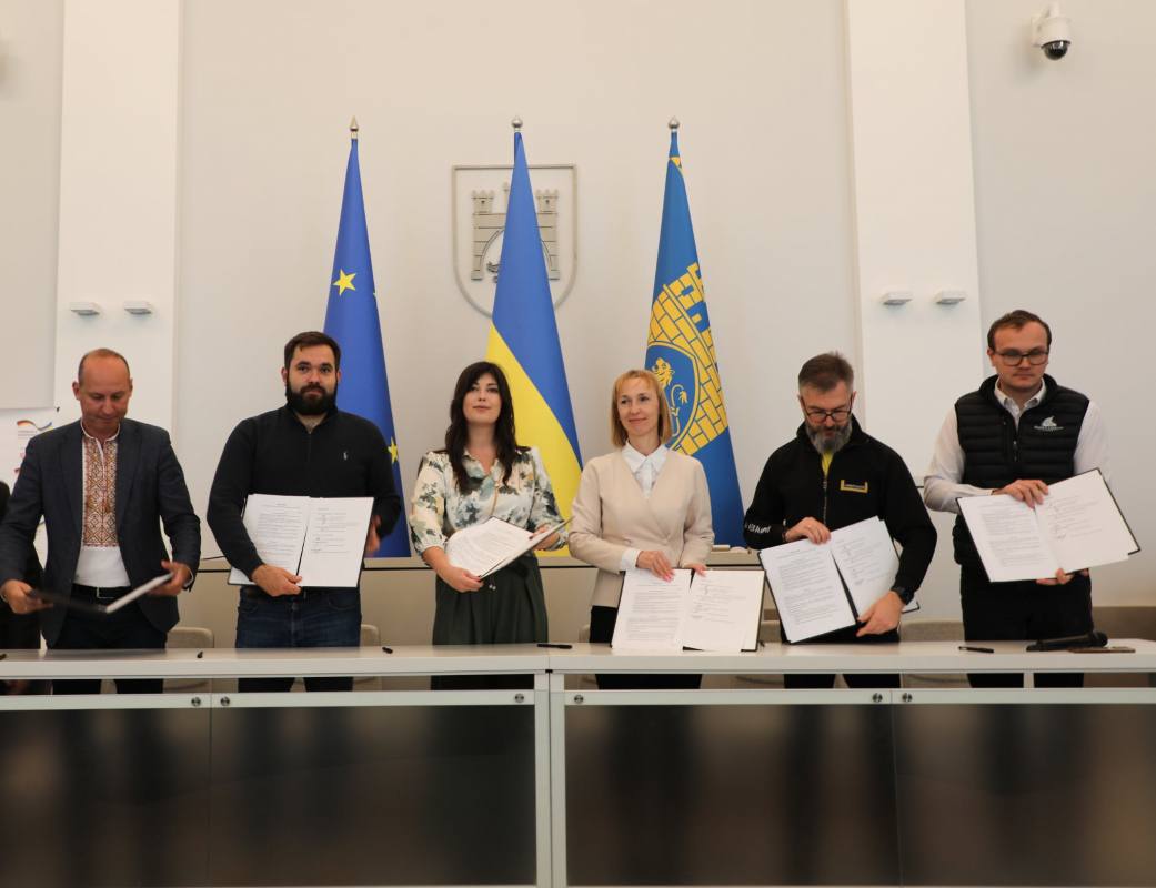 Фото з підписання меморандуму