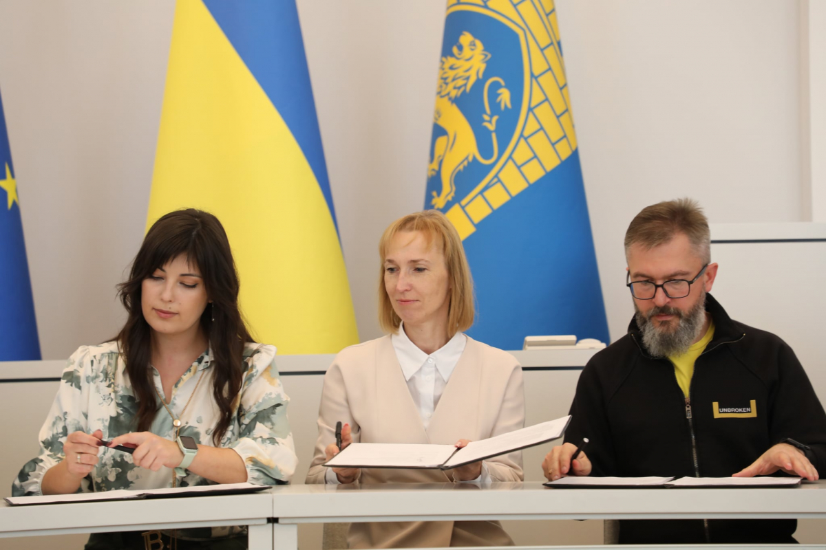 Фото з підписання меморандуму