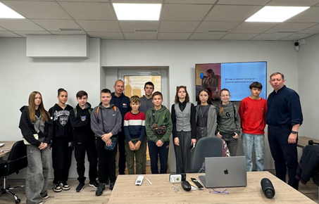 Фото із заходу