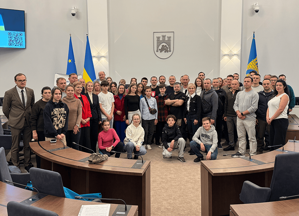 Фото із заходу