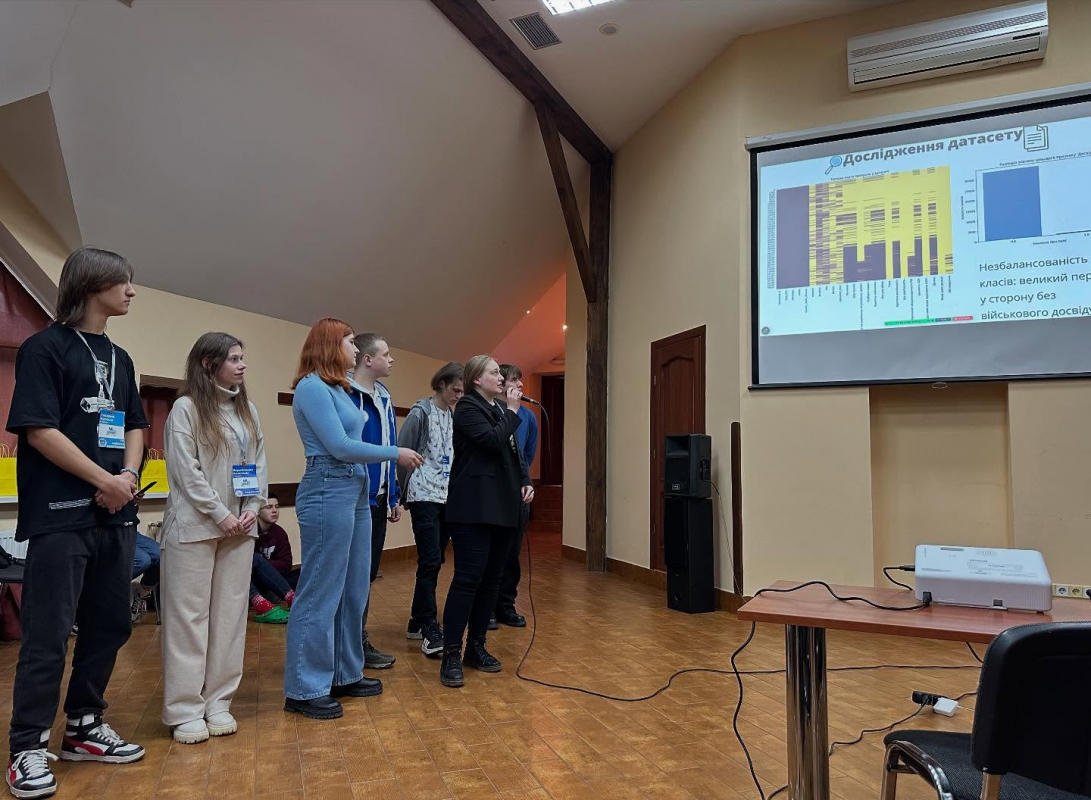 Фото із заходу