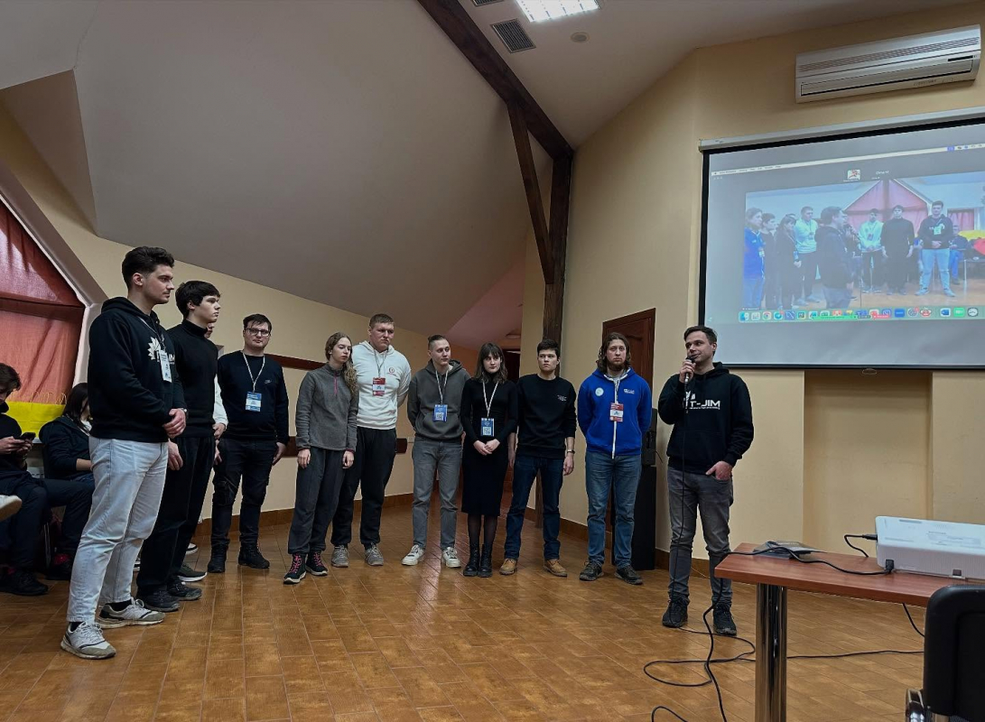 Фото із заходу