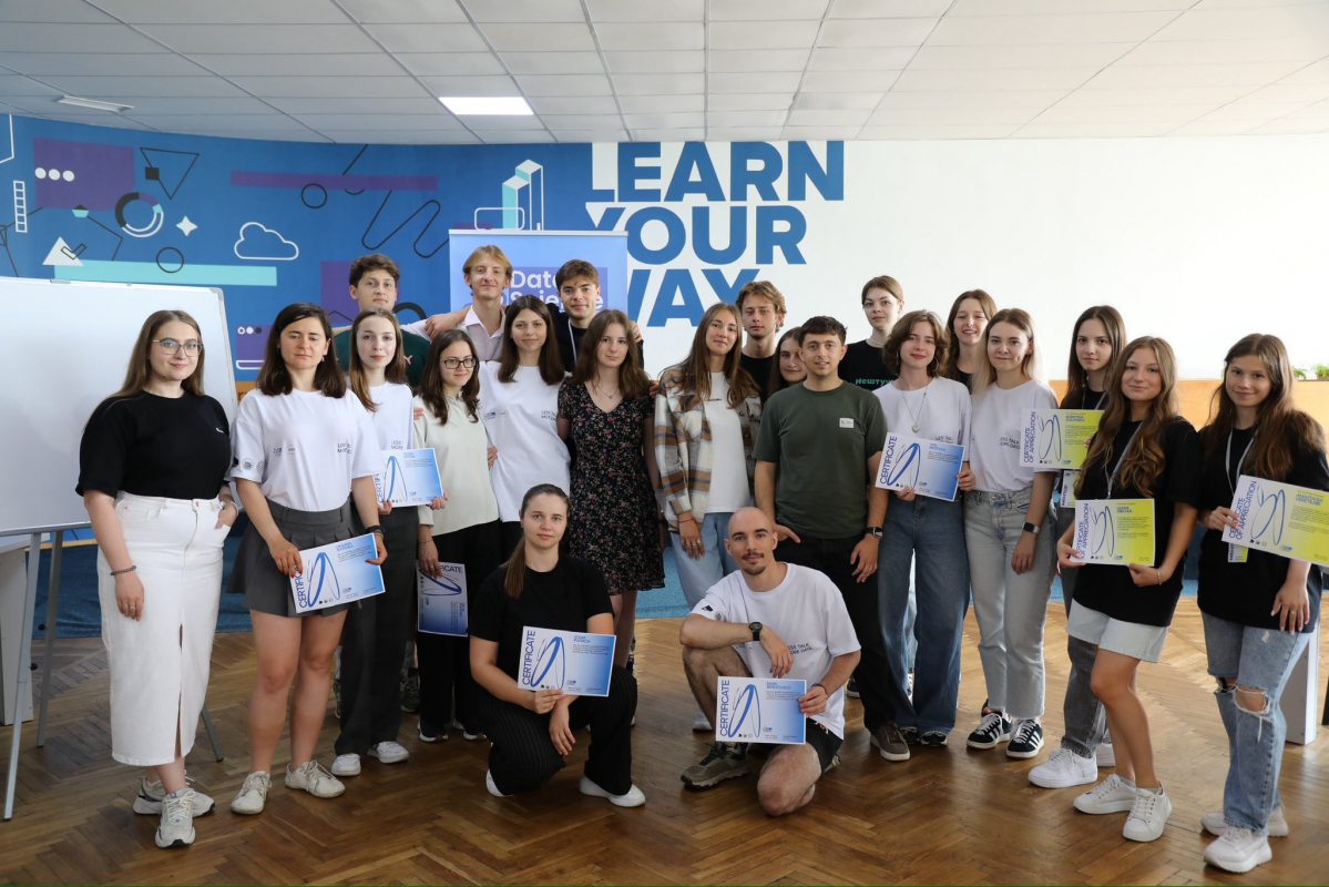 Фото із заходу