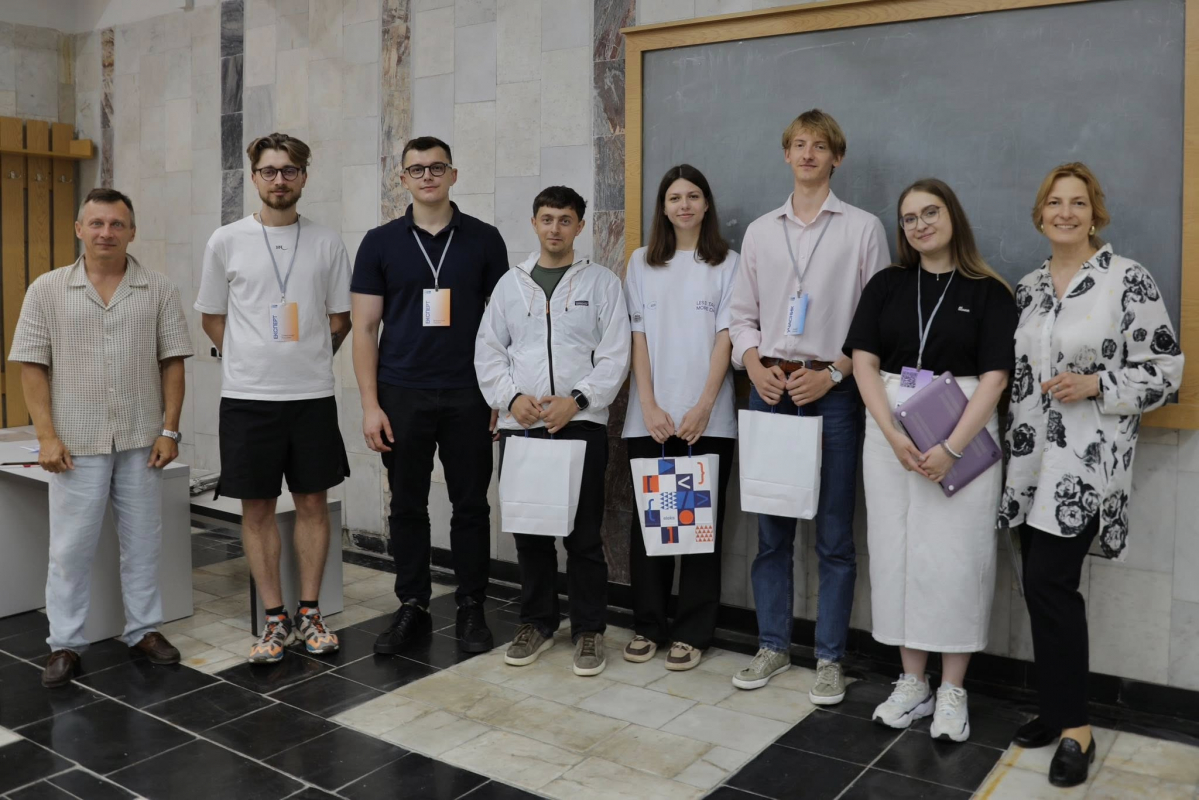 Фото із заходу