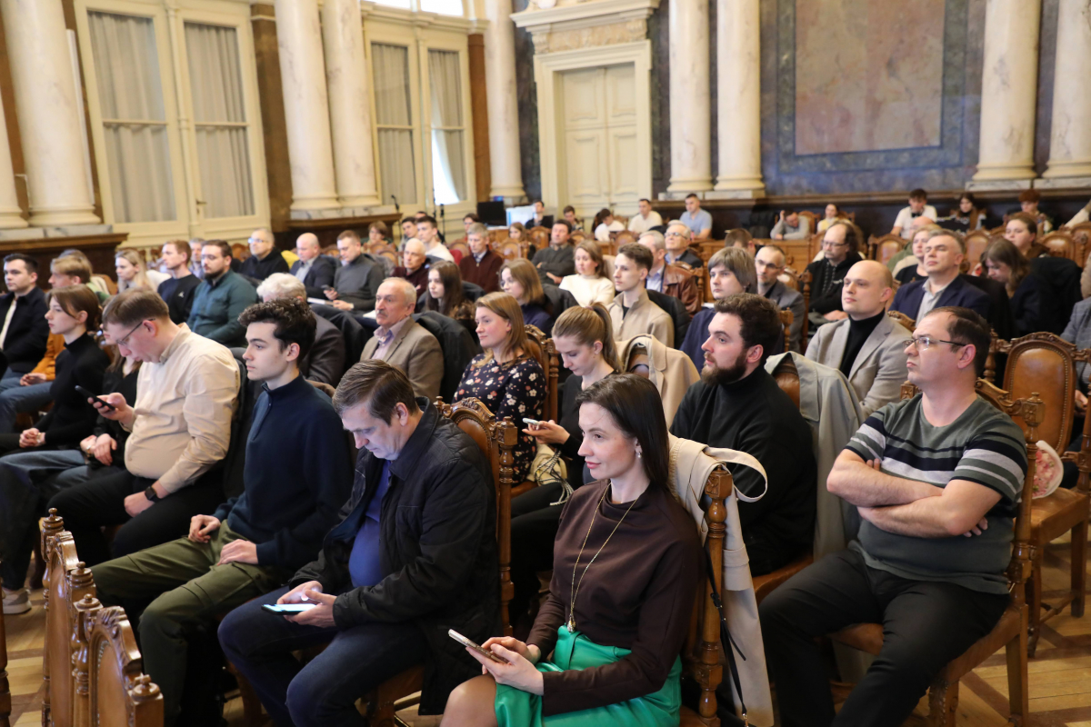 Фото із заходу