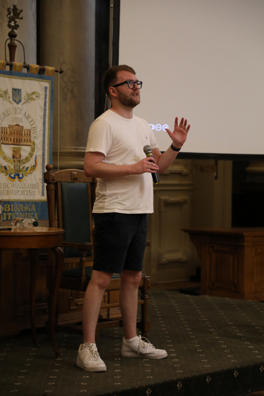 Фото із заходу