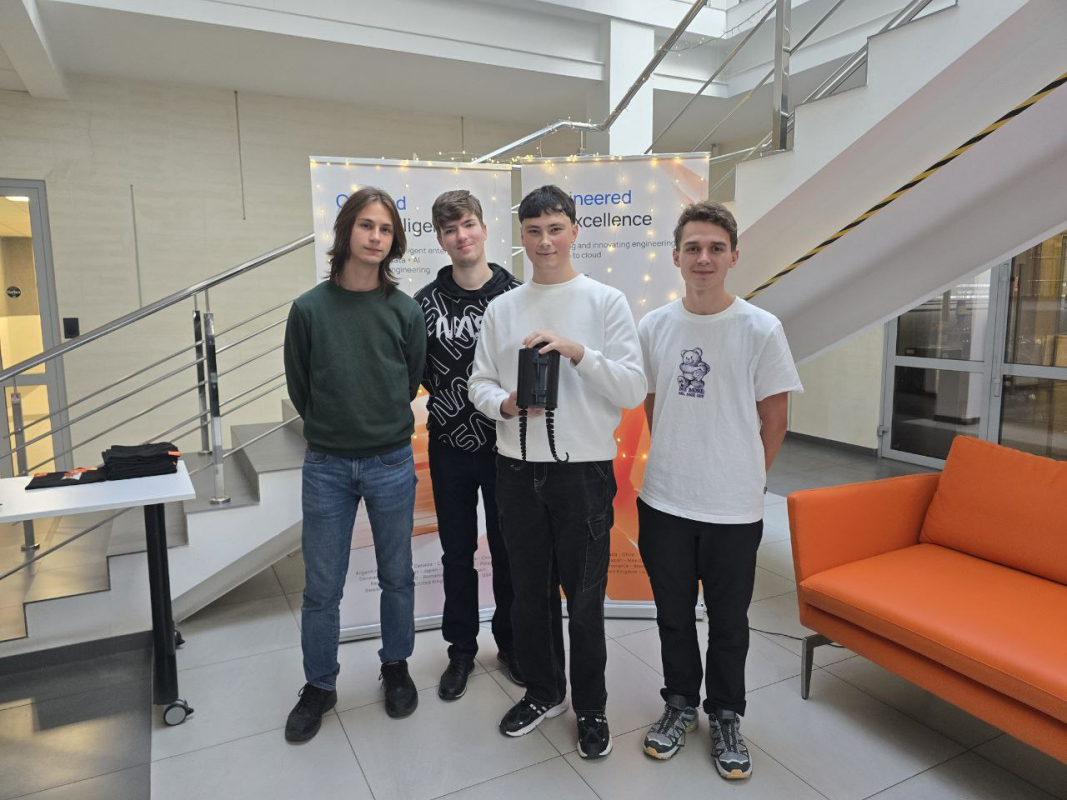 Фото із заходу