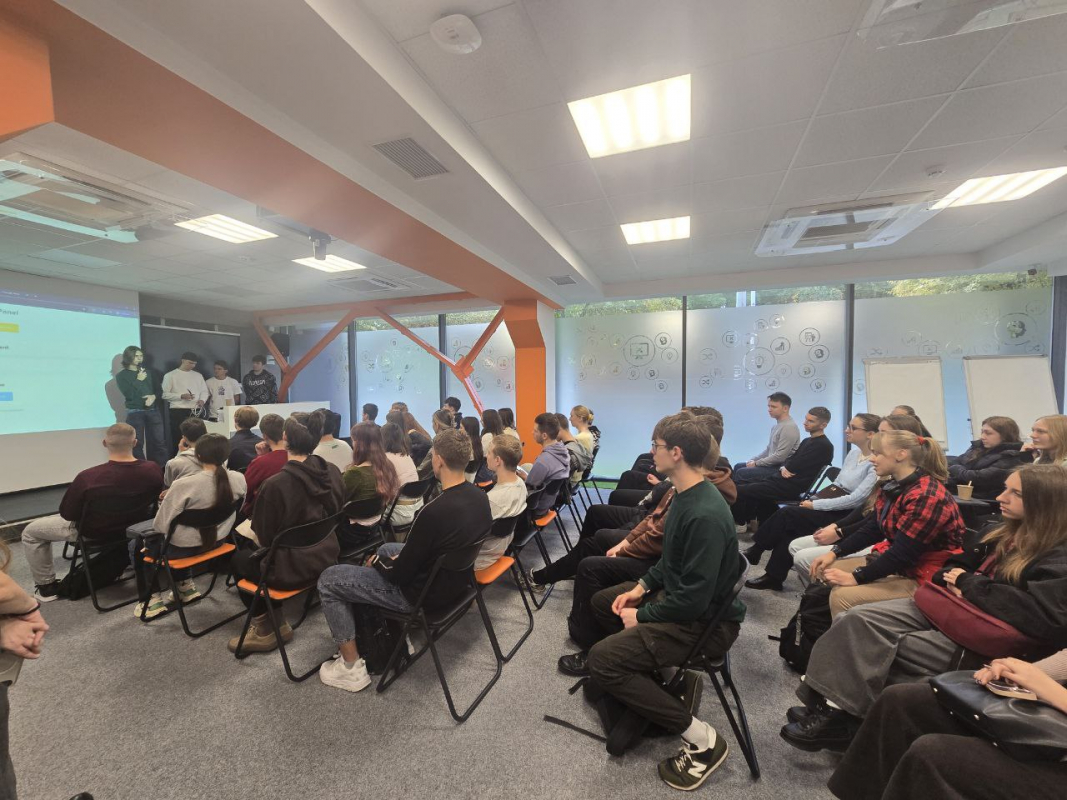 Фото із заходу