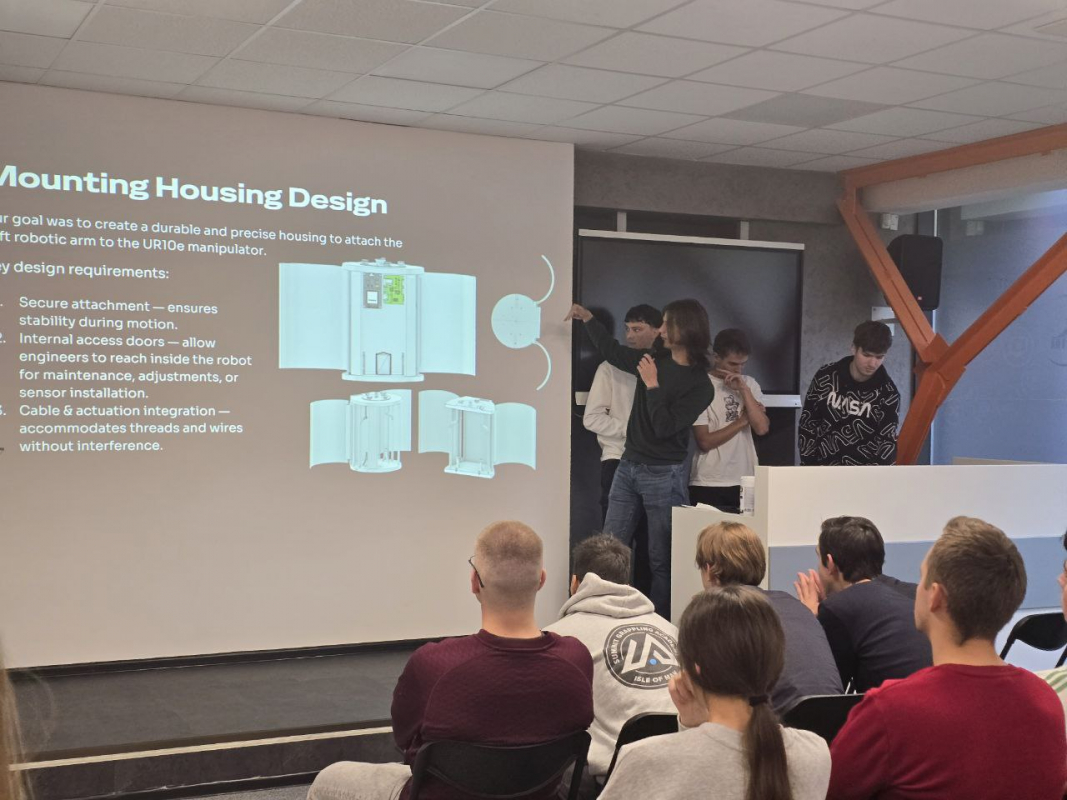 Фото із заходу