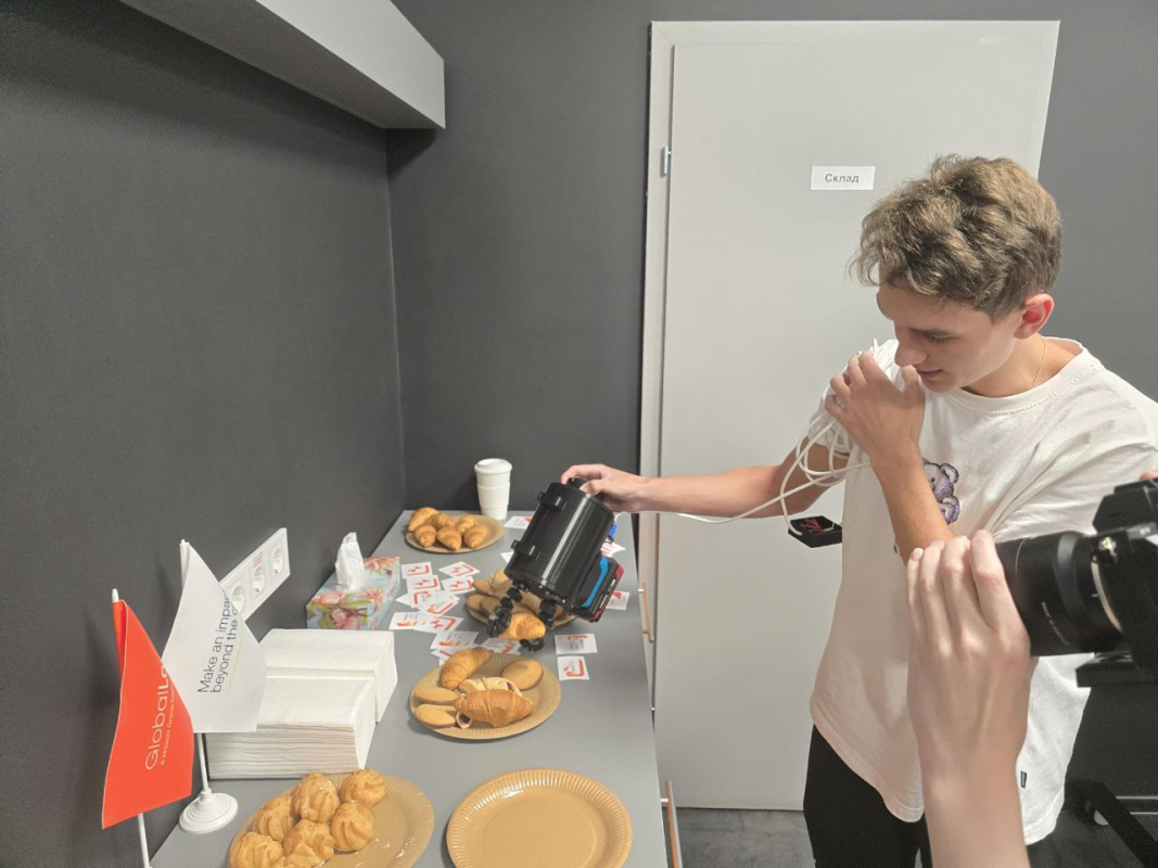 Фото із заходу