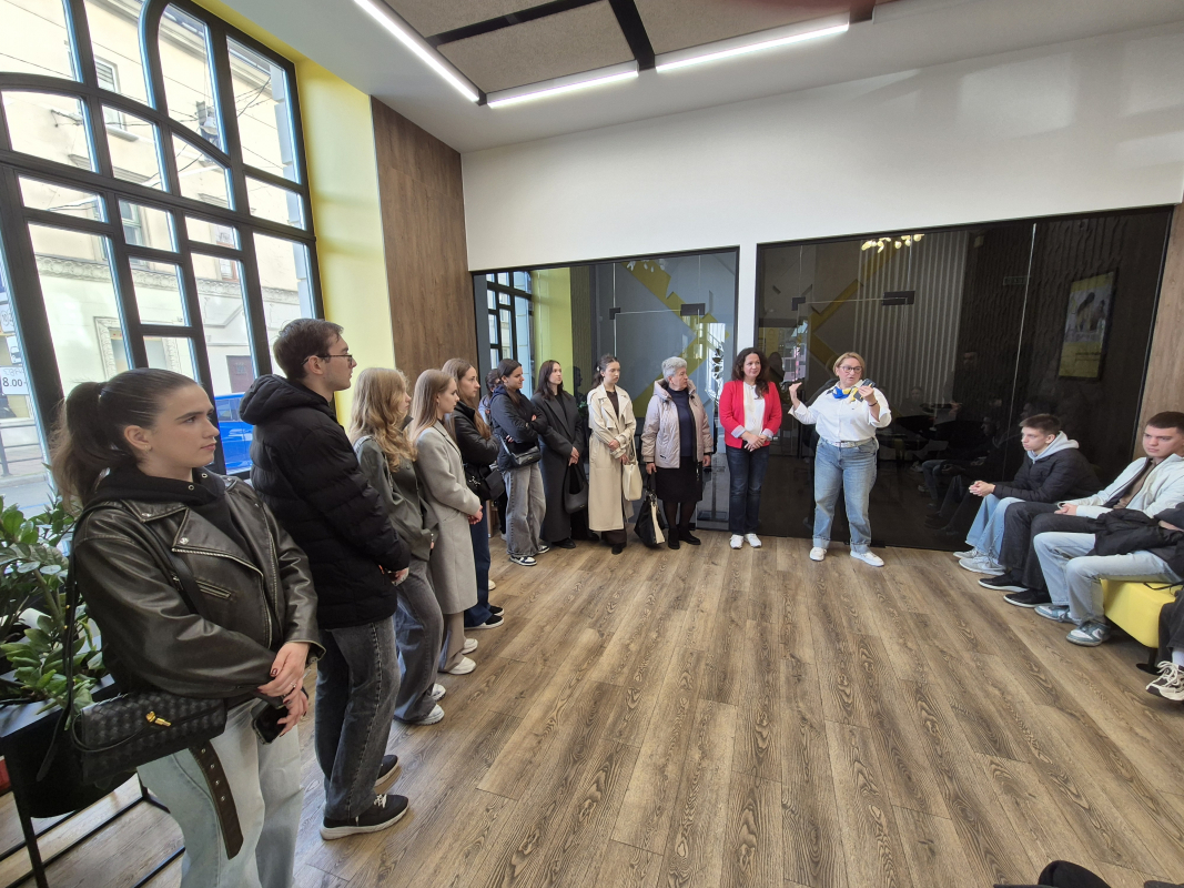 Фото з відвідин банку