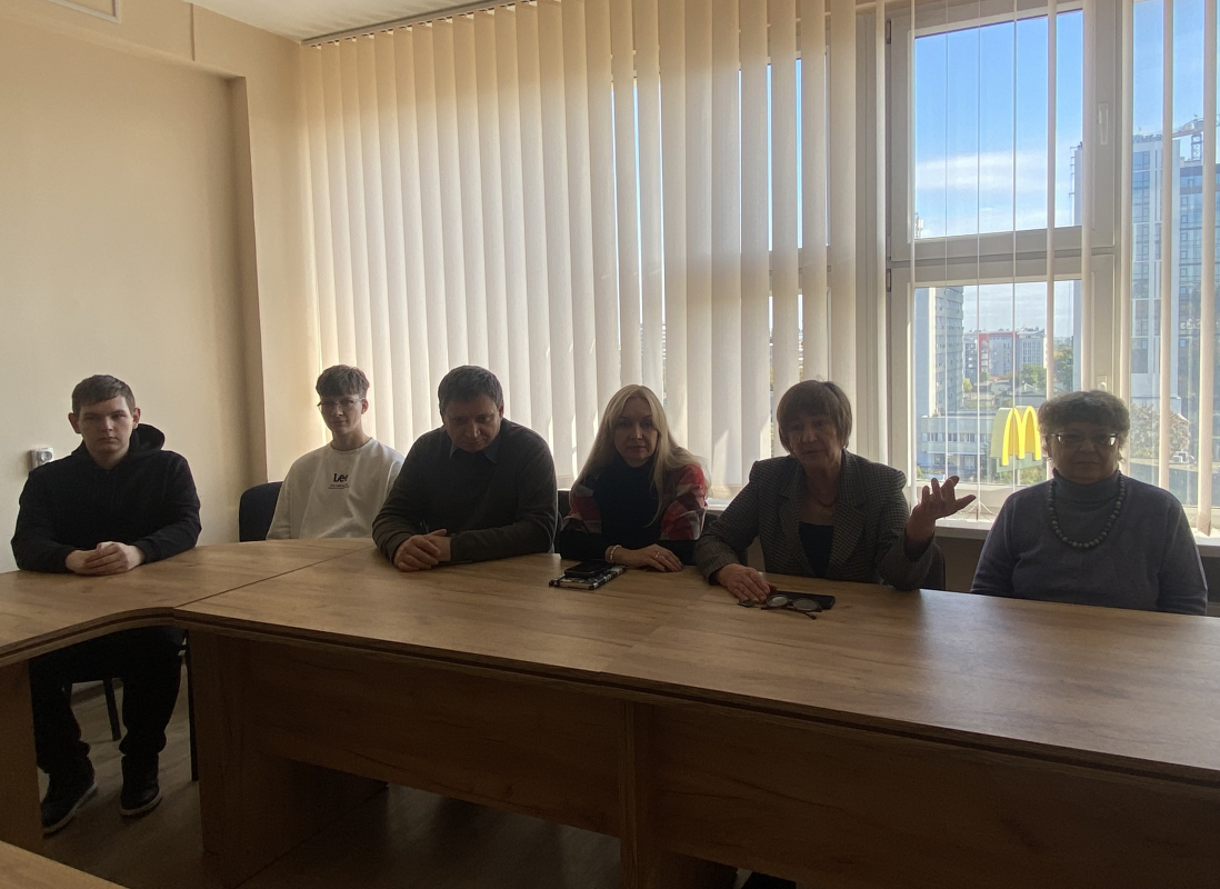 Фото із заходу