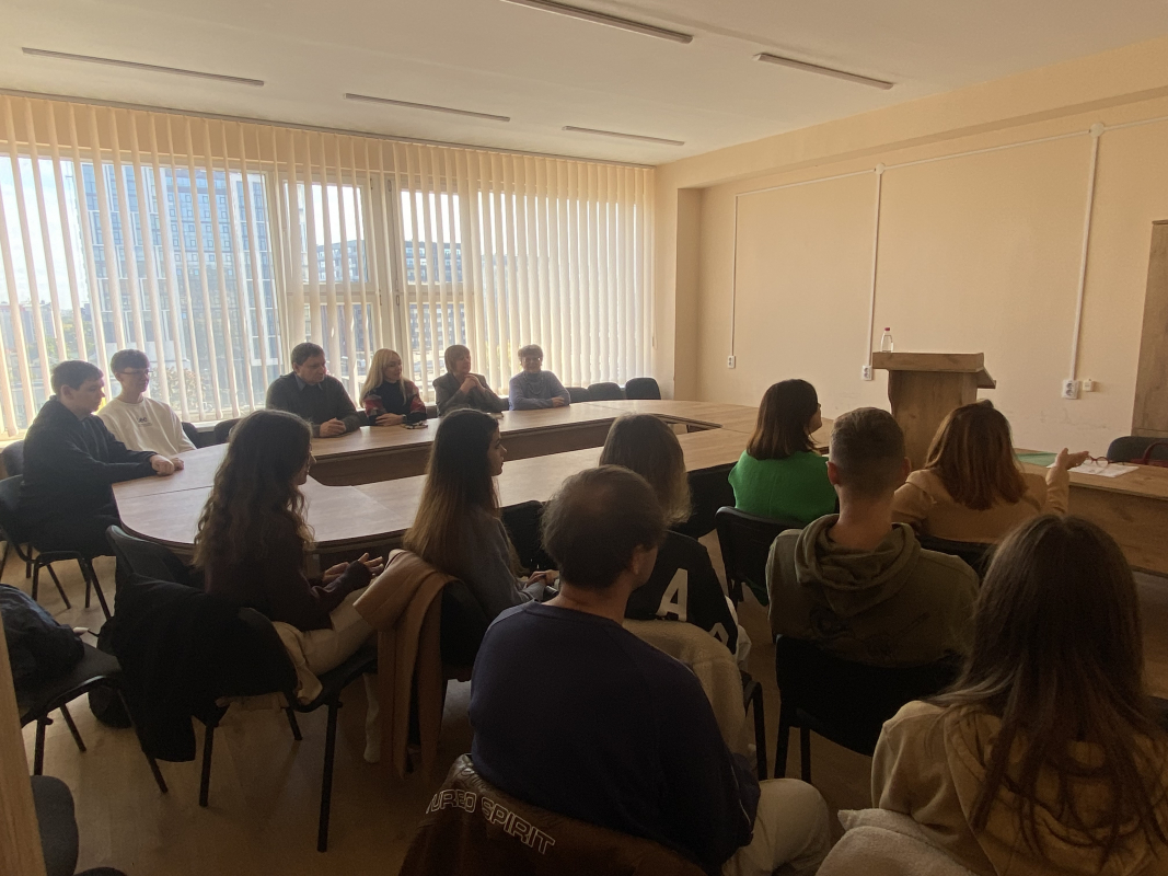 Фото із заходу