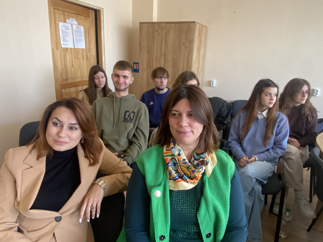 Фото із заходу