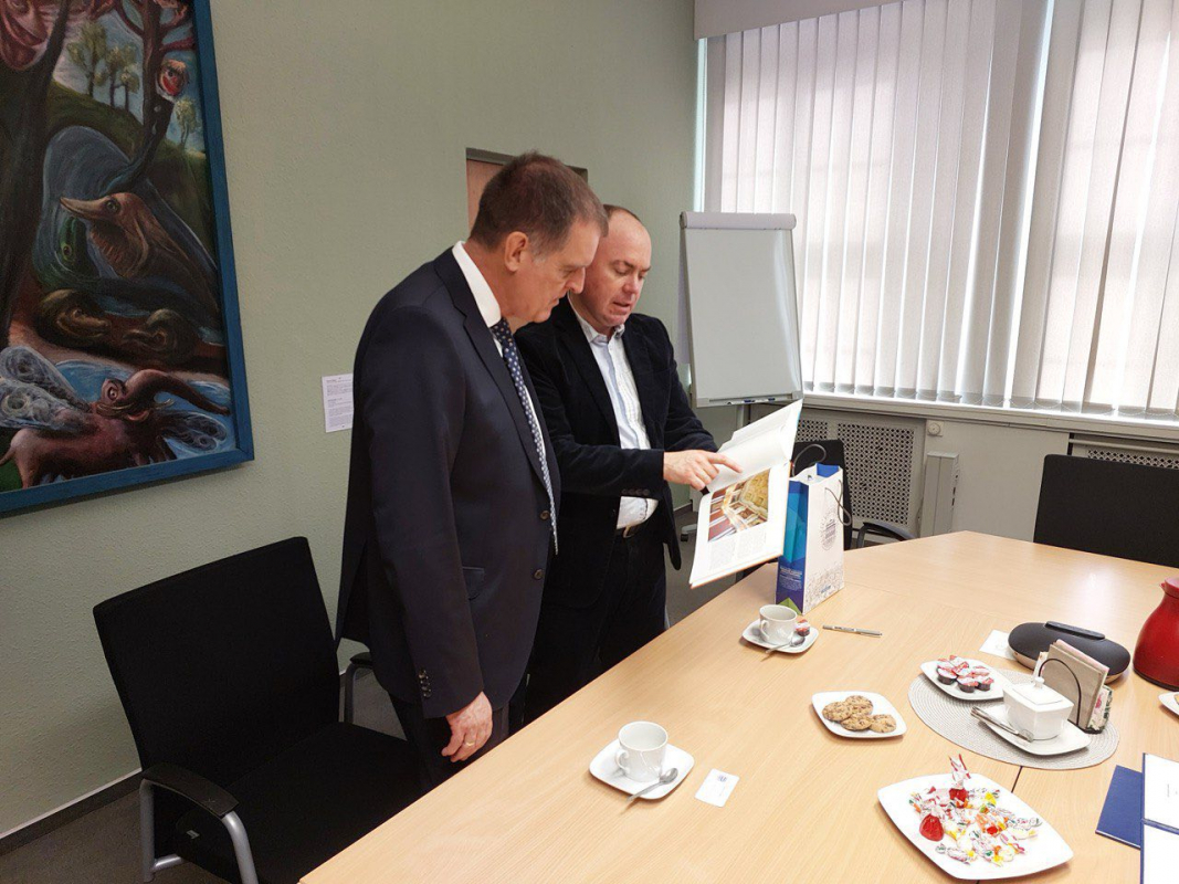 Фото з підписання угоди про співпрацю