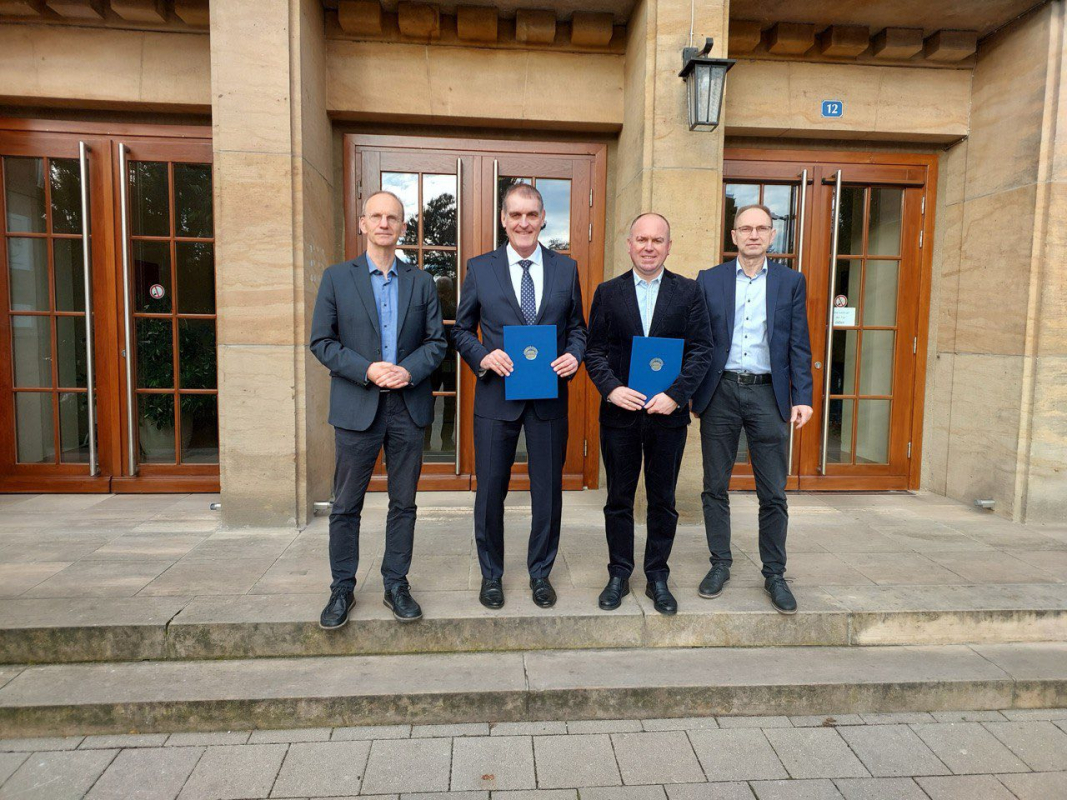 Фото з підписання угоди про співпрацю