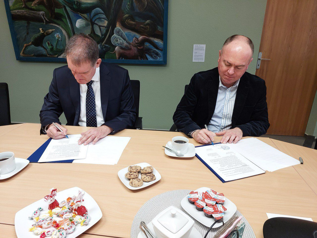 Фото з підписання угоди про співпрацю