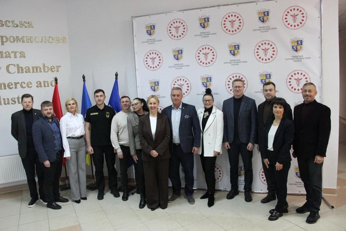 Фото із заходу