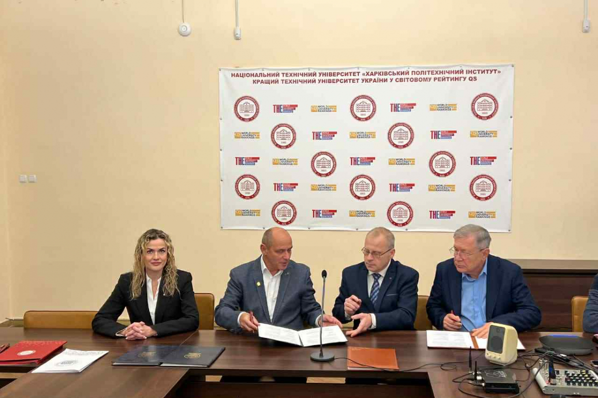 Фото з підписання меморандуму про співпрацю