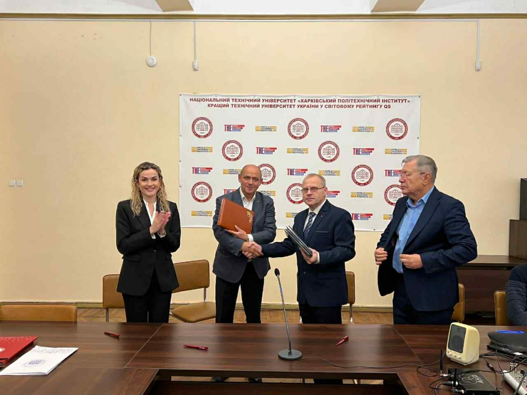 Фото з підписання меморандуму про співпрацю