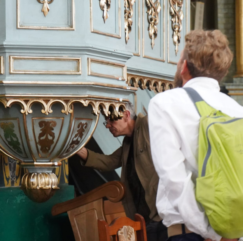 Фото із заходу