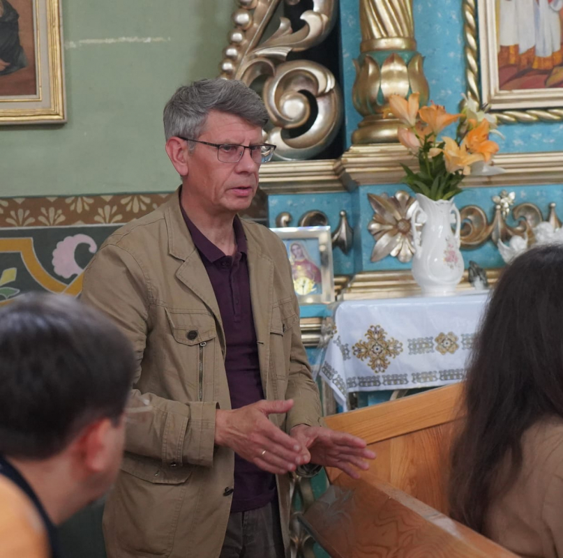 Фото із заходу