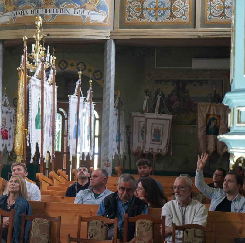 Фото із заходу