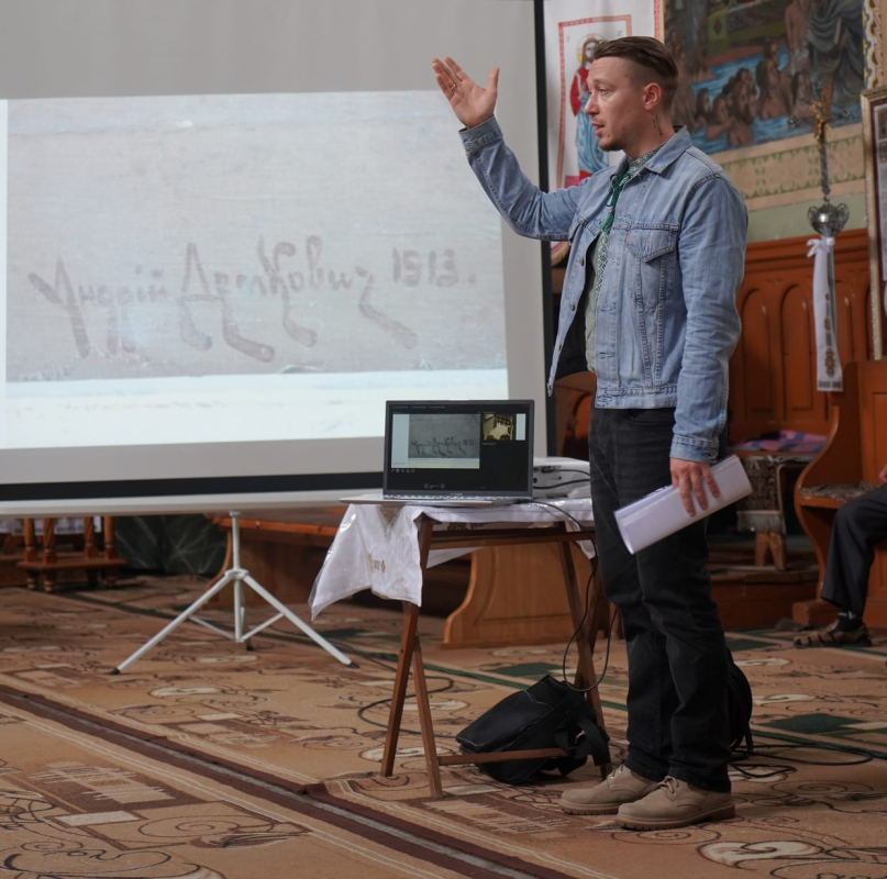 Фото із заходу