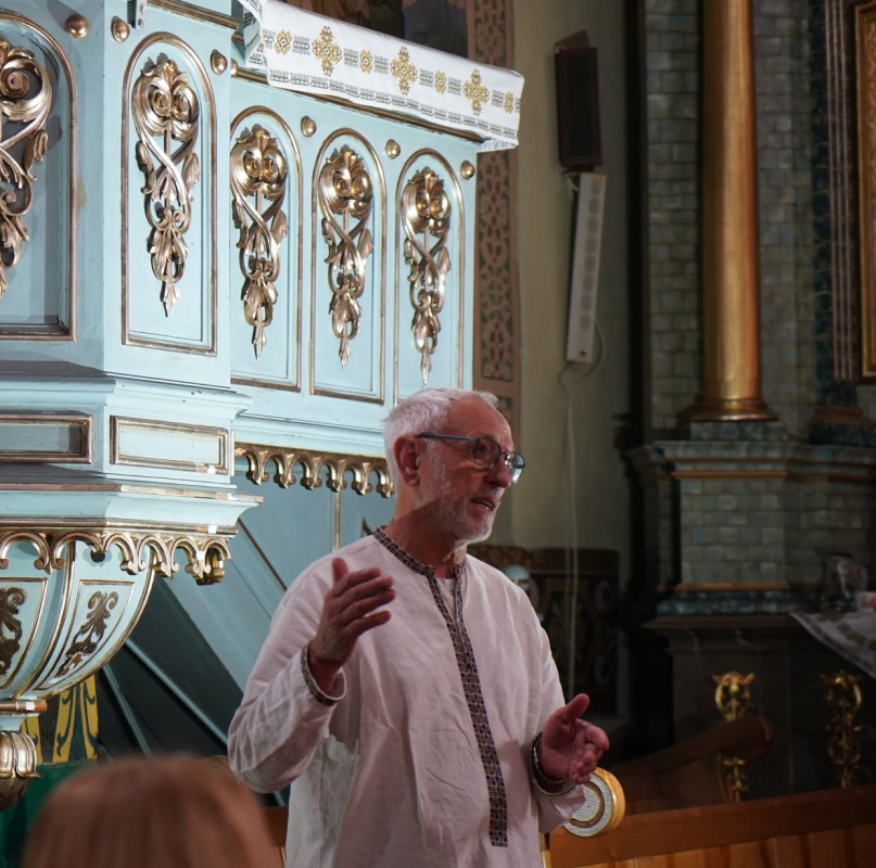 Фото із заходу